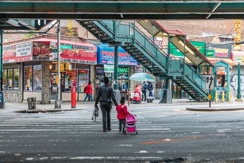 Les rues du Bronx, en dessous du métro aérien