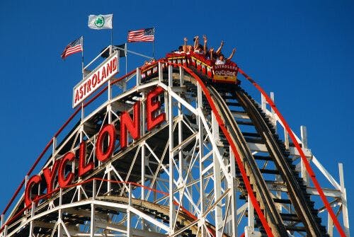 Les montagnes russes du Cyclone