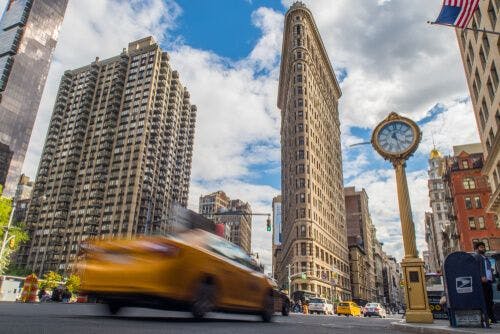 Le Flatiron Building et un taxi jaune