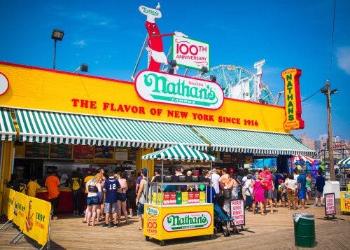 Le restaurant de hot dogs Nathan's