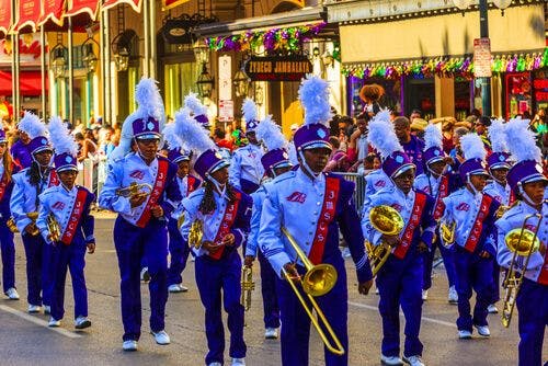 Parade de Mardi Gras dans les rues de la Nouvelle-Orléans