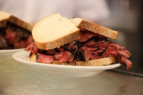 Le célèbre sandwich pastrami