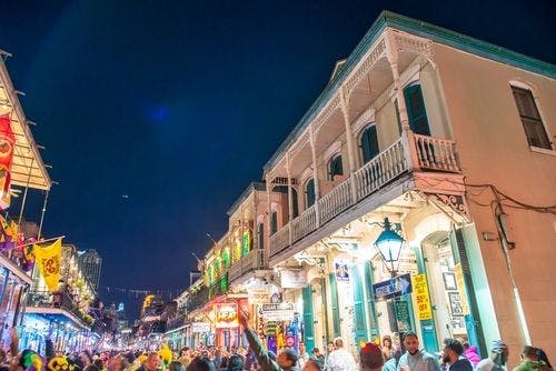 Les rues colorées lors de Mardi Gras