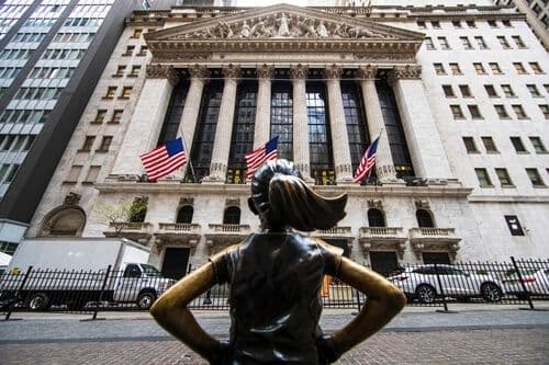 La Fearless Girl devant le bâtiment de la Bourse